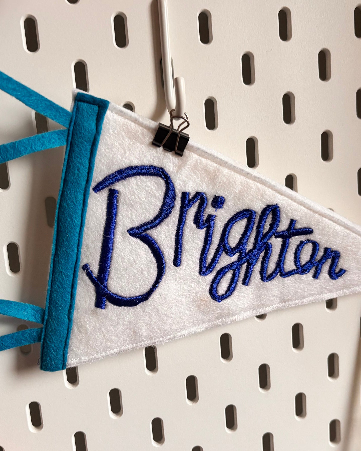 Fanion brodé Brighton – Bannière en feutre faite main