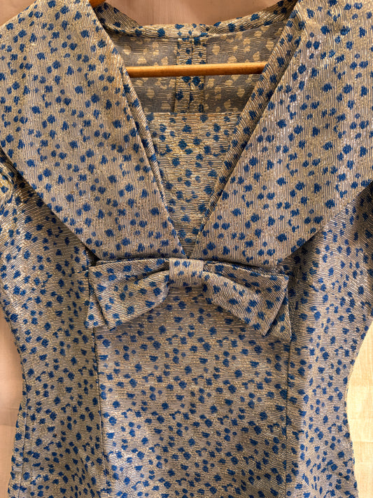 Robe boutonnée rose à motifs géométriques des années 1970