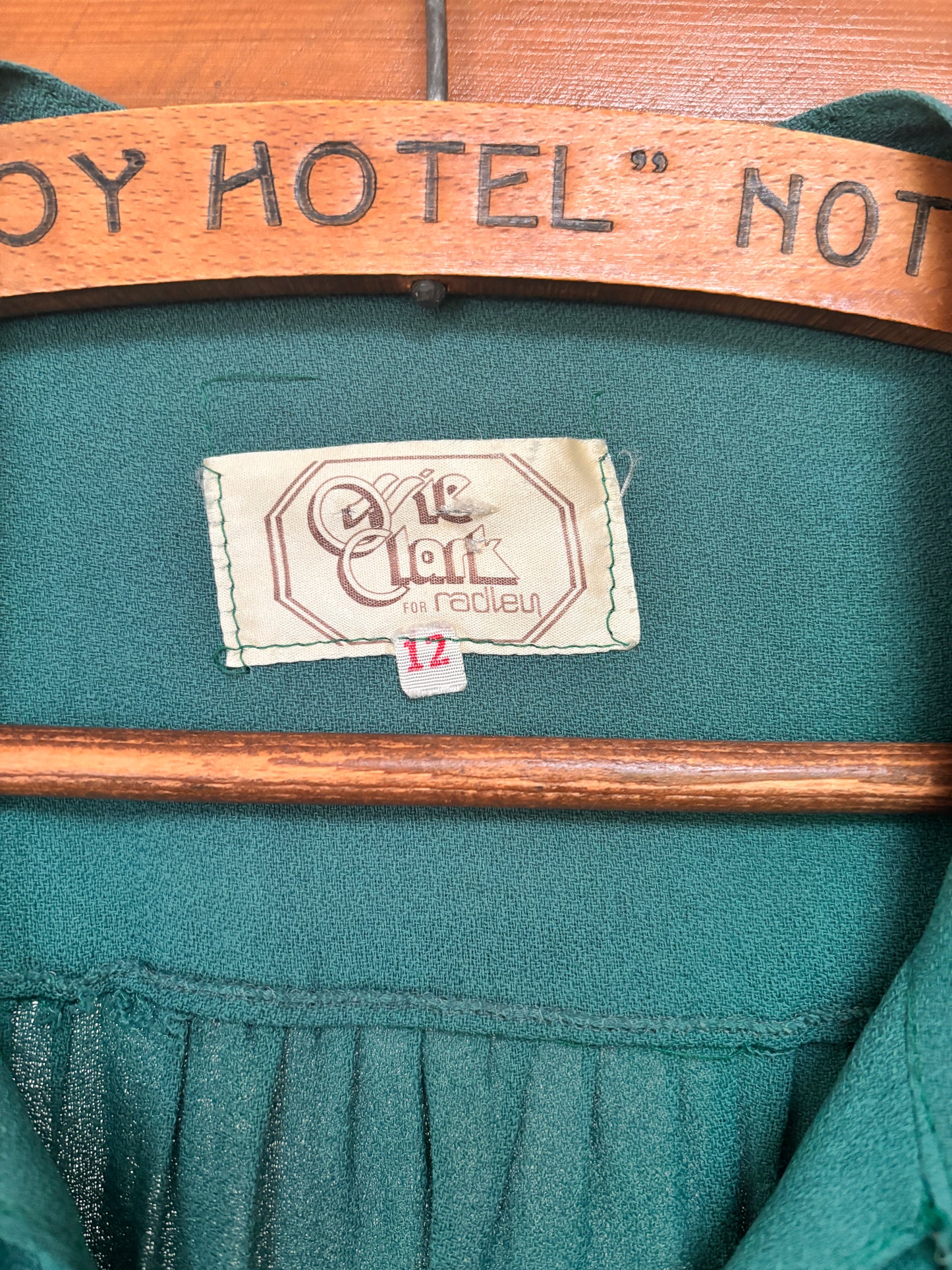 Robe boutonnée rose à motifs géométriques des années 1970