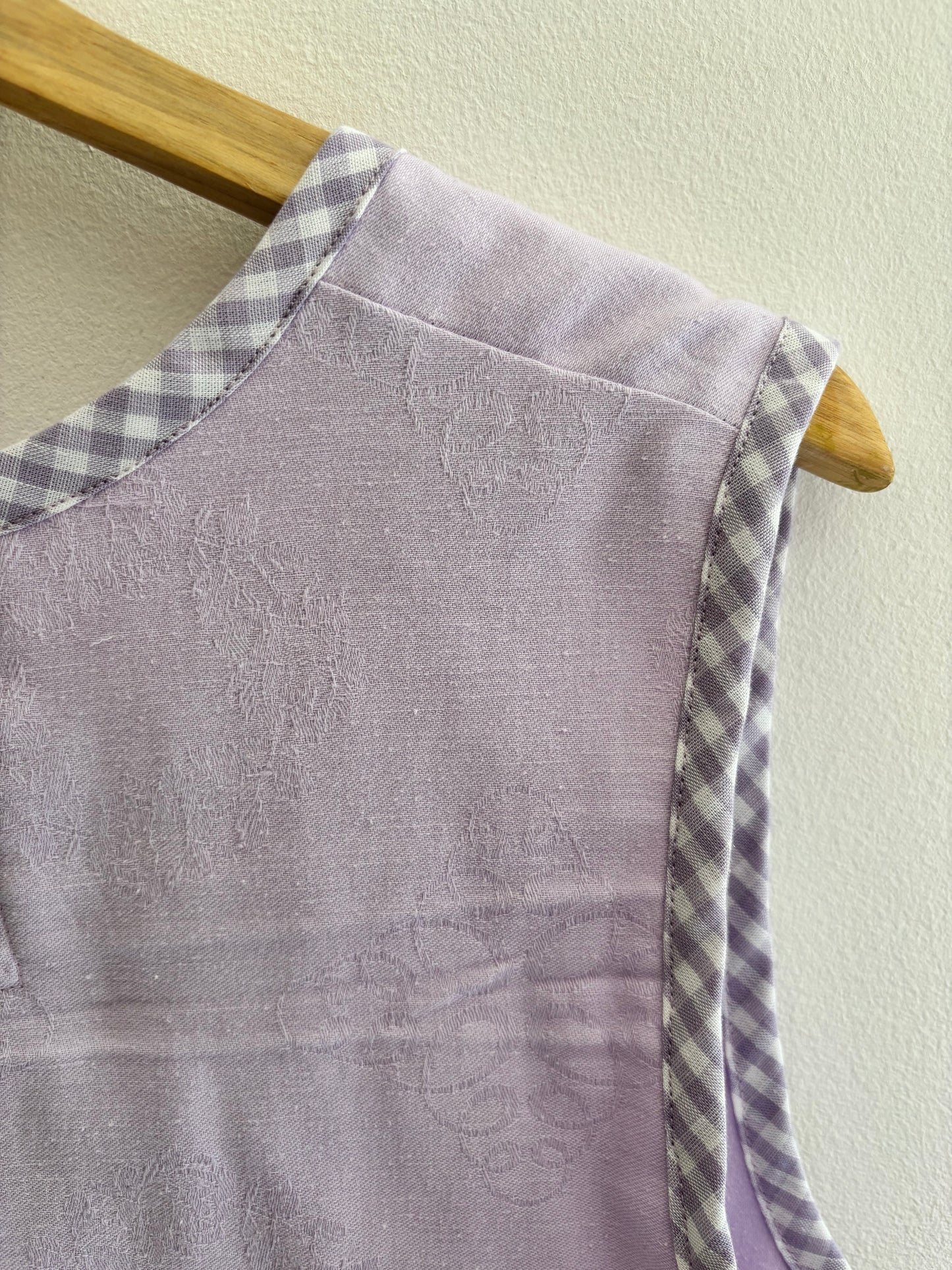 Je le porterais à nouveau - Gilet lavande à nouer sur le devant