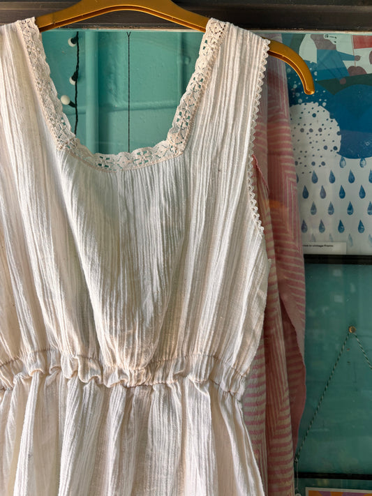 Je la porterais à nouveau - Robe en dentelle aux baies sauvages recyclée