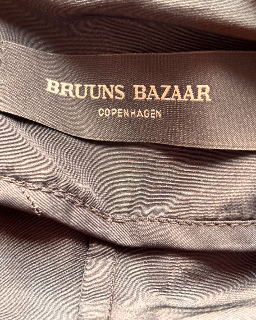 Robe boutonnée rose à motifs géométriques des années 1970