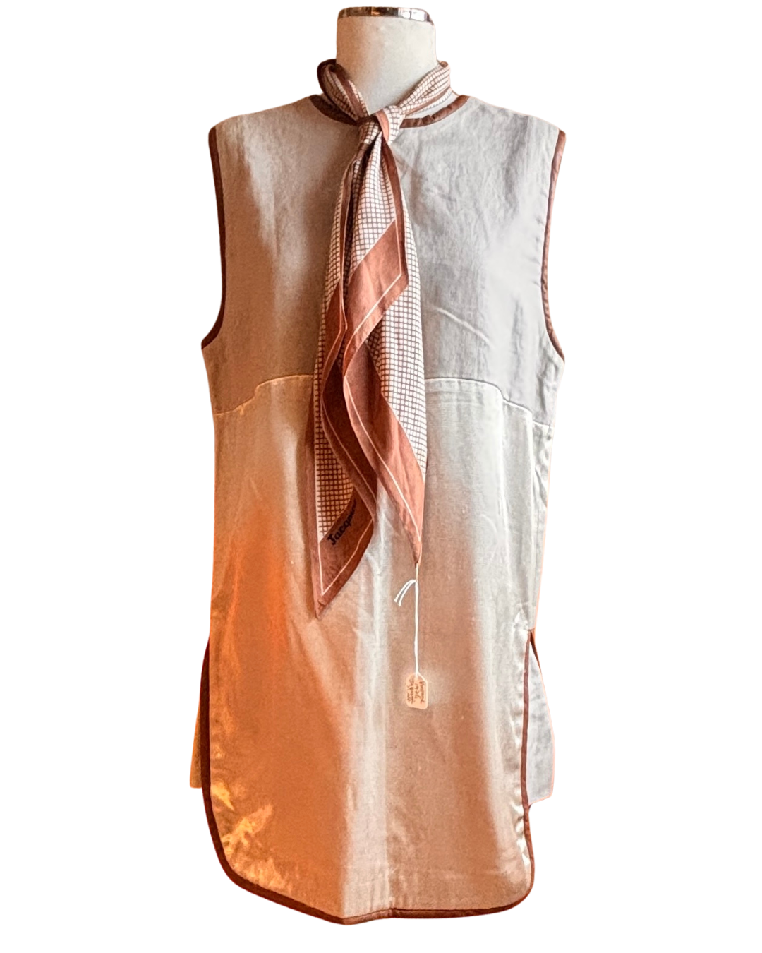 Robe boutonnée rose à motifs géométriques des années 1970