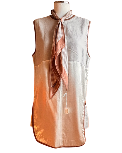 Robe boutonnée rose à motifs géométriques des années 1970