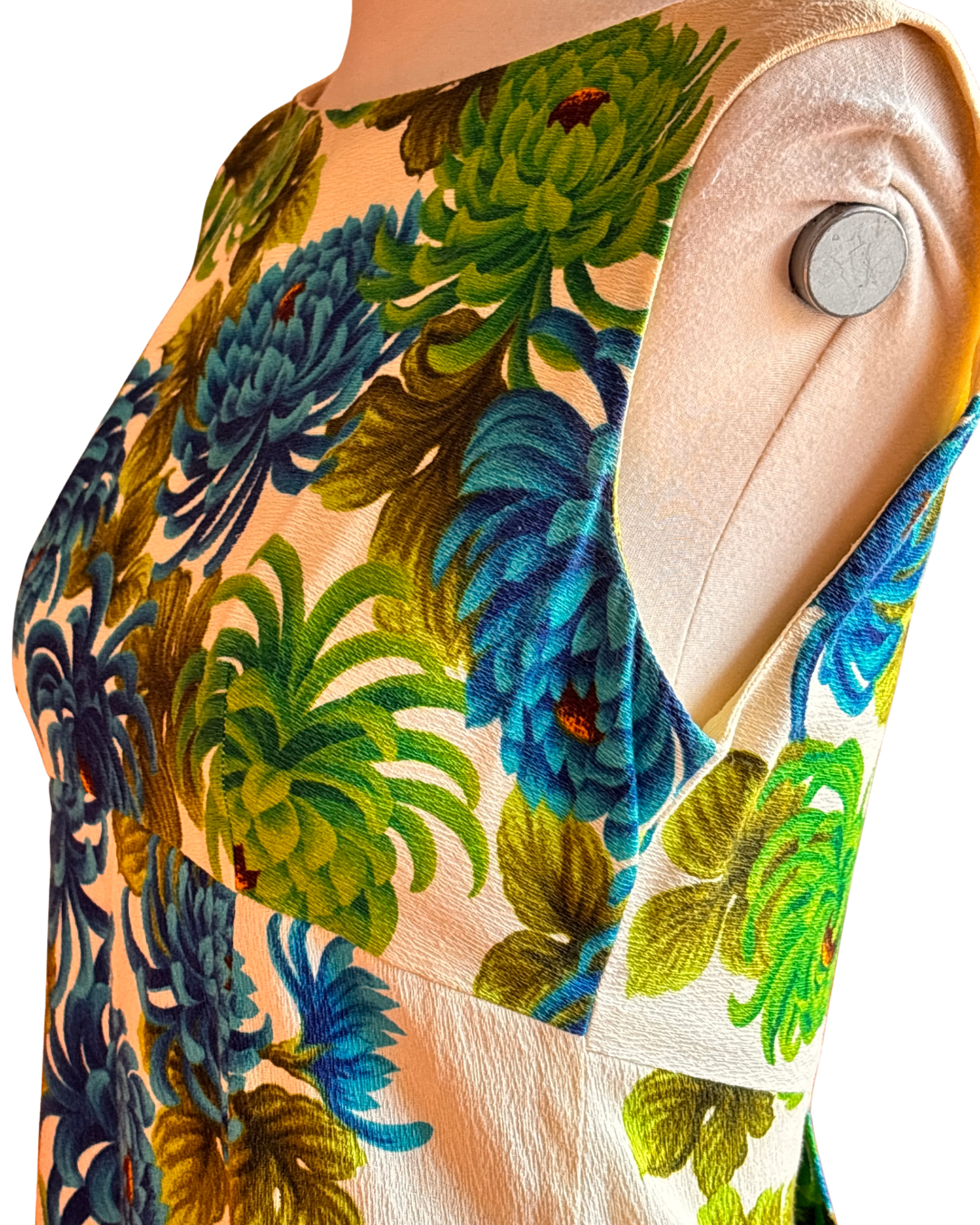Robe boutonnée rose à motifs géométriques des années 1970