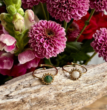 Bague fleur en jade blanc plaqué or 18 carats