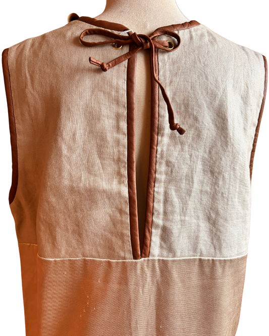 Robe boutonnée rose à motifs géométriques des années 1970