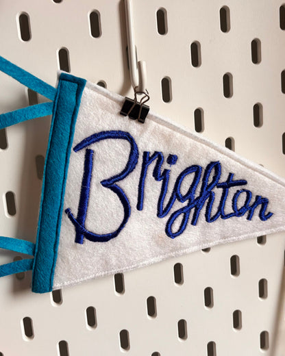 Fanion brodé Brighton – Bannière en feutre faite main