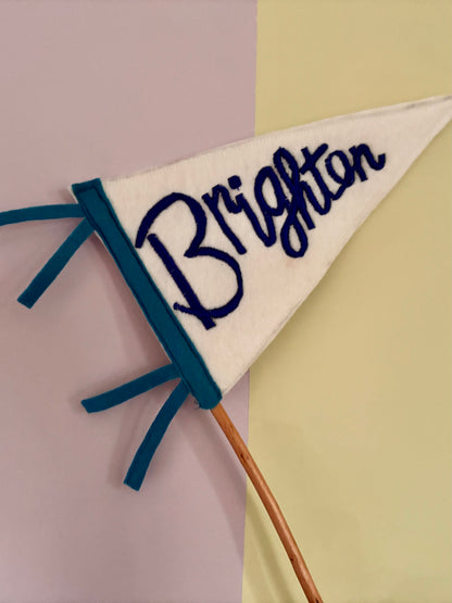 Fanion brodé Brighton – Bannière en feutre faite main