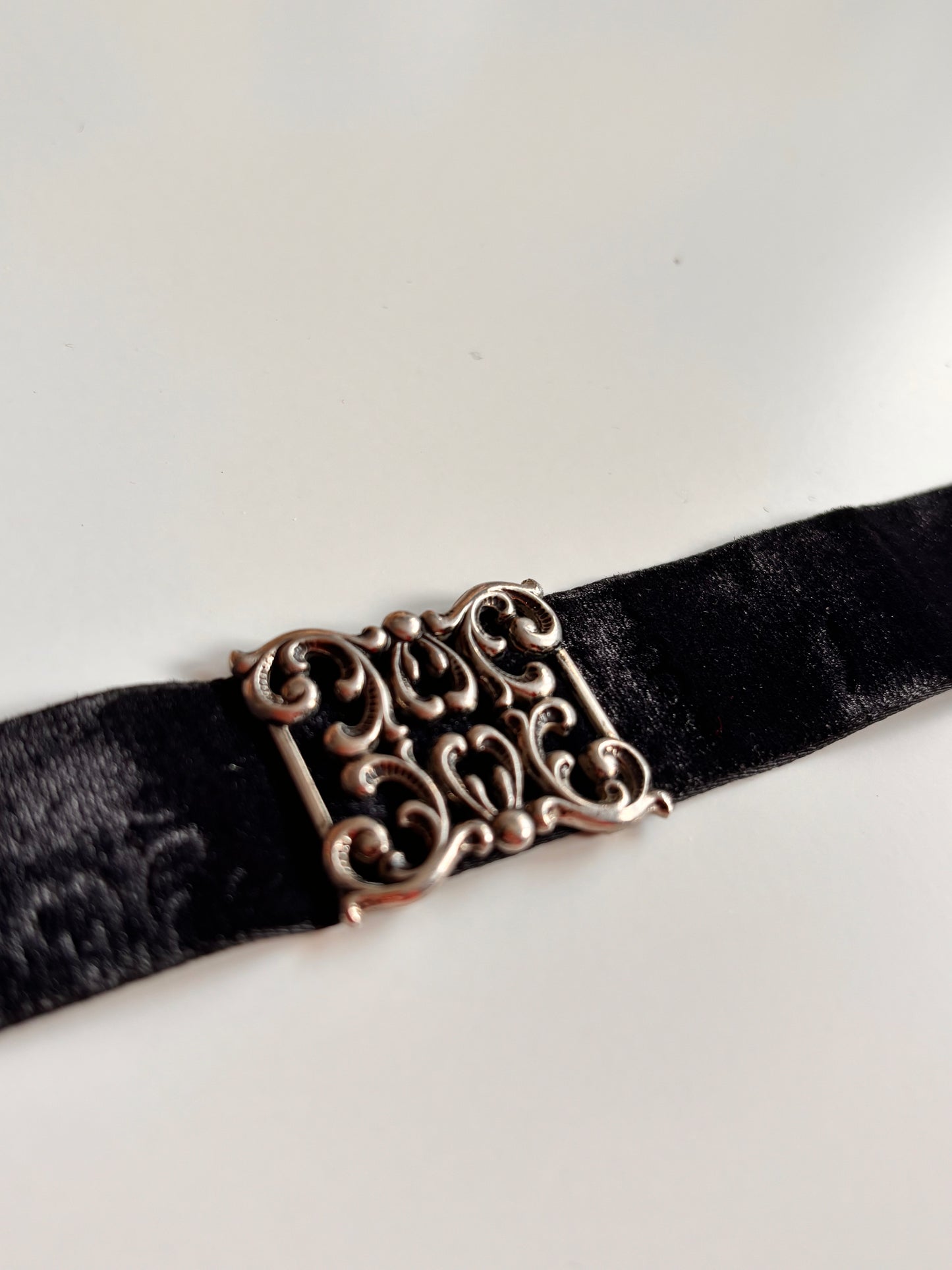 Collier ras du cou en velours style dirndl allemand vintage des années 1970