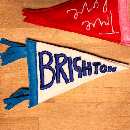 Fanion brodé Brighton – Bannière en feutre faite main
