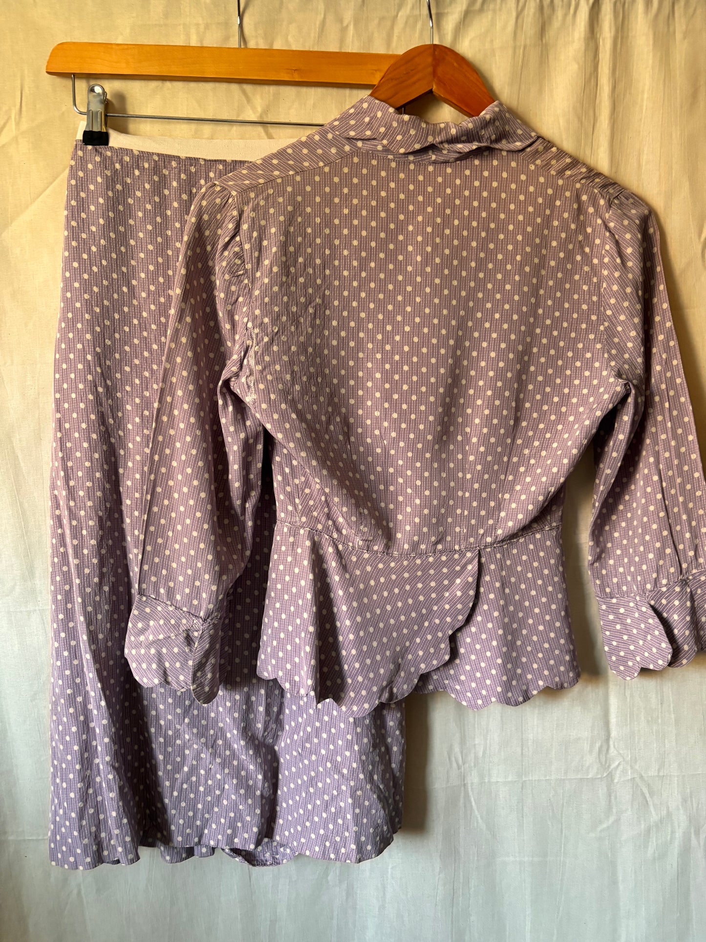 Ensemble deux pièces violet à pois, fait main, années 1940 – Rare, tour de taille 53 cm