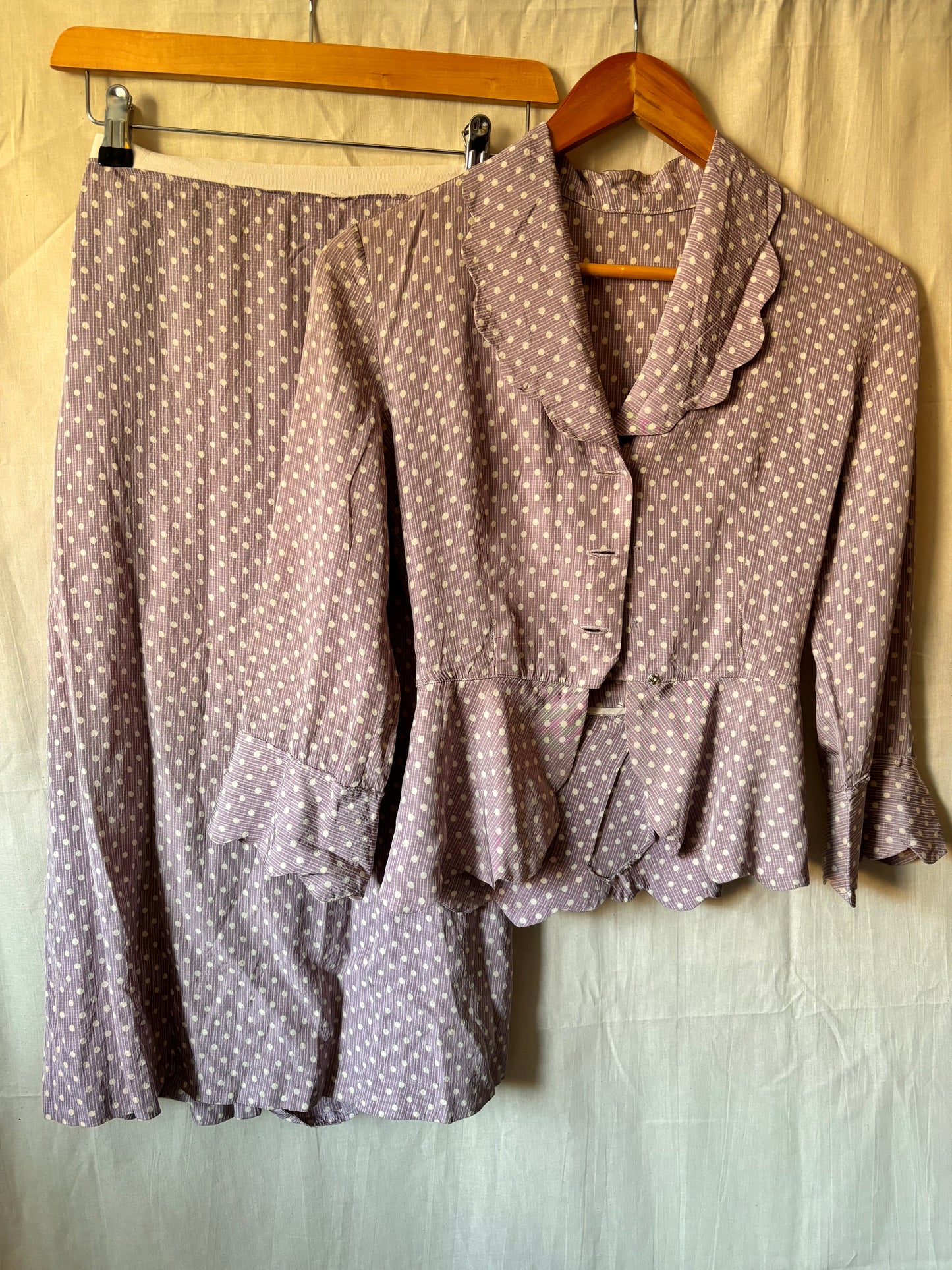 Ensemble deux pièces violet à pois, fait main, années 1940 – Rare, tour de taille 53 cm