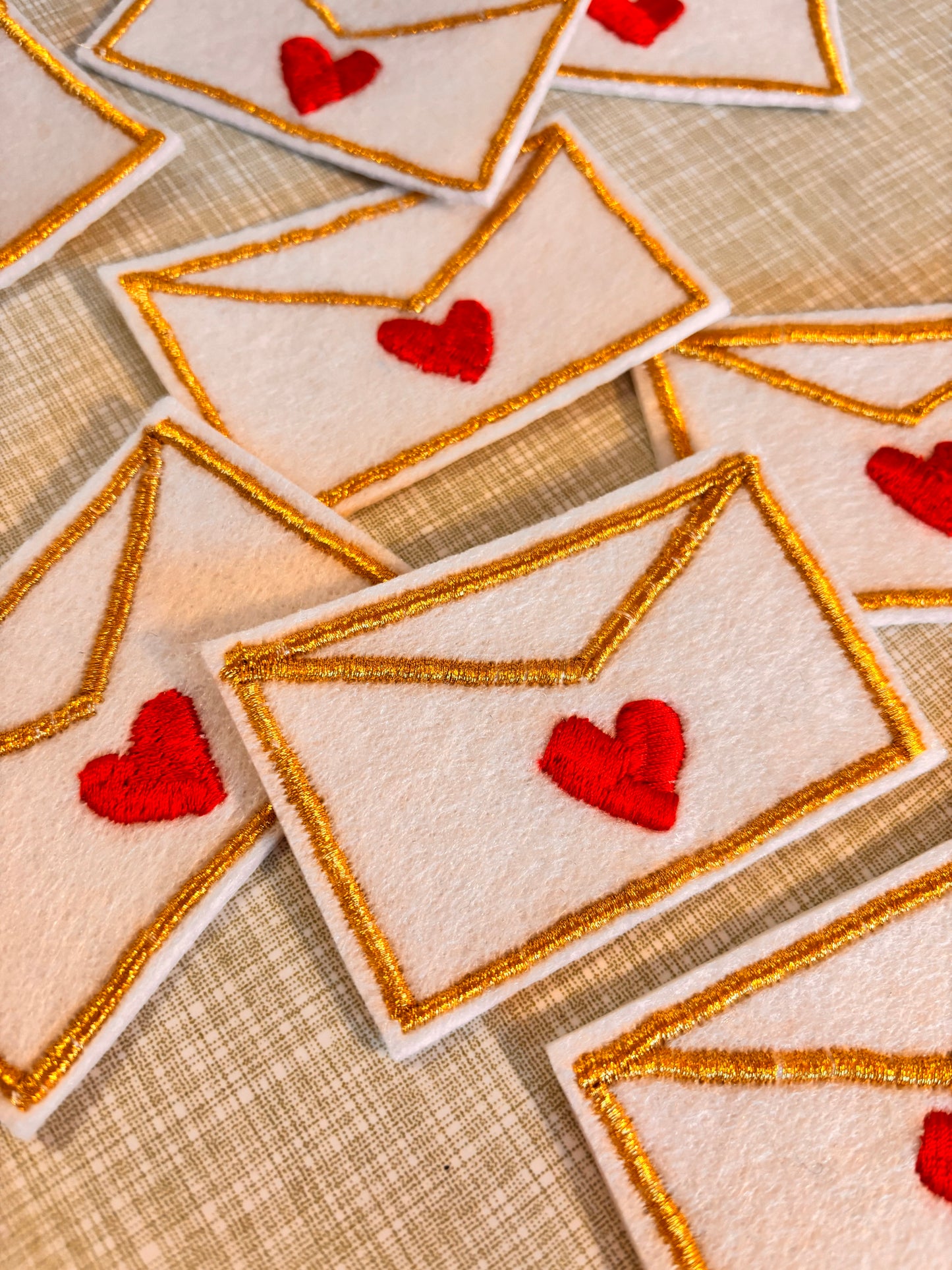 Écusson thermocollant brodé « Lettre d'amour »