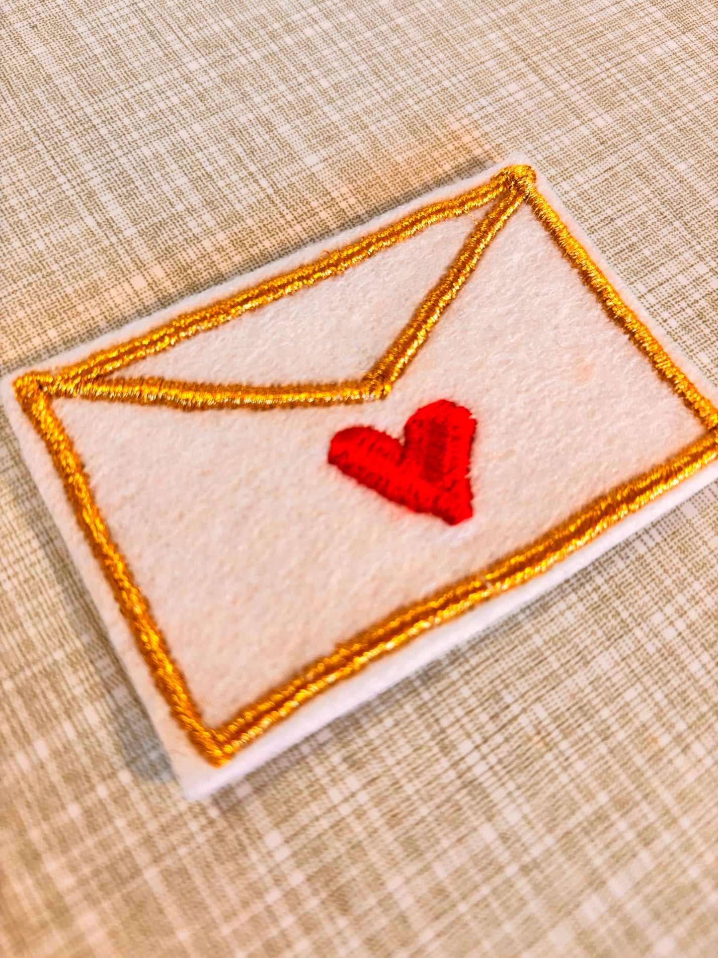 Écusson thermocollant brodé « Lettre d'amour »