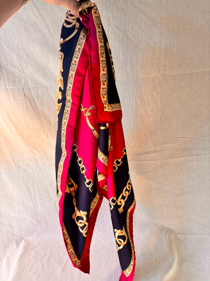 Châle vintage hongrois brodé à la main – Satin noir avec broderie florale folklorique (années 1980)