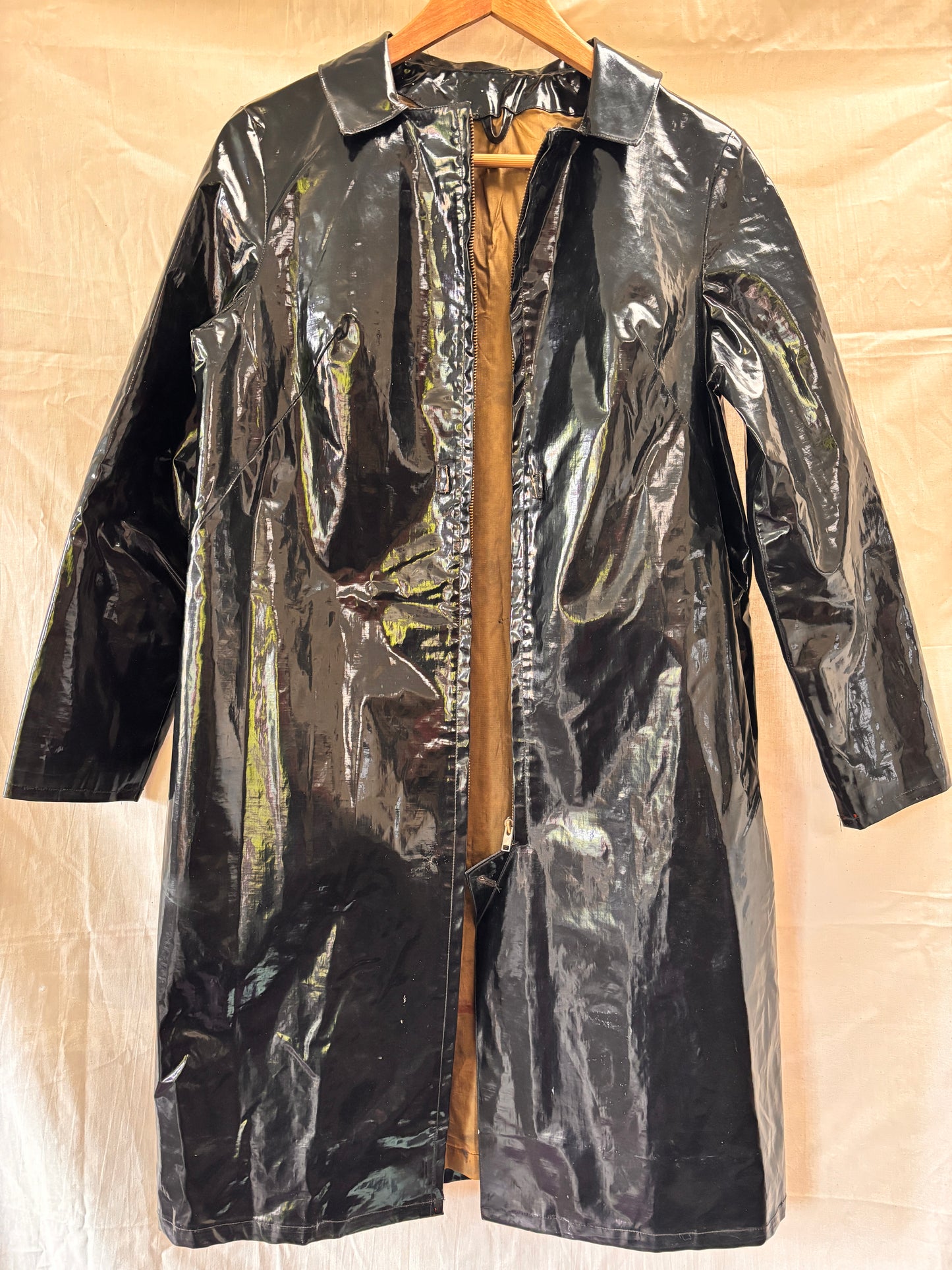 Robe boutonnée rose à motifs géométriques des années 1970