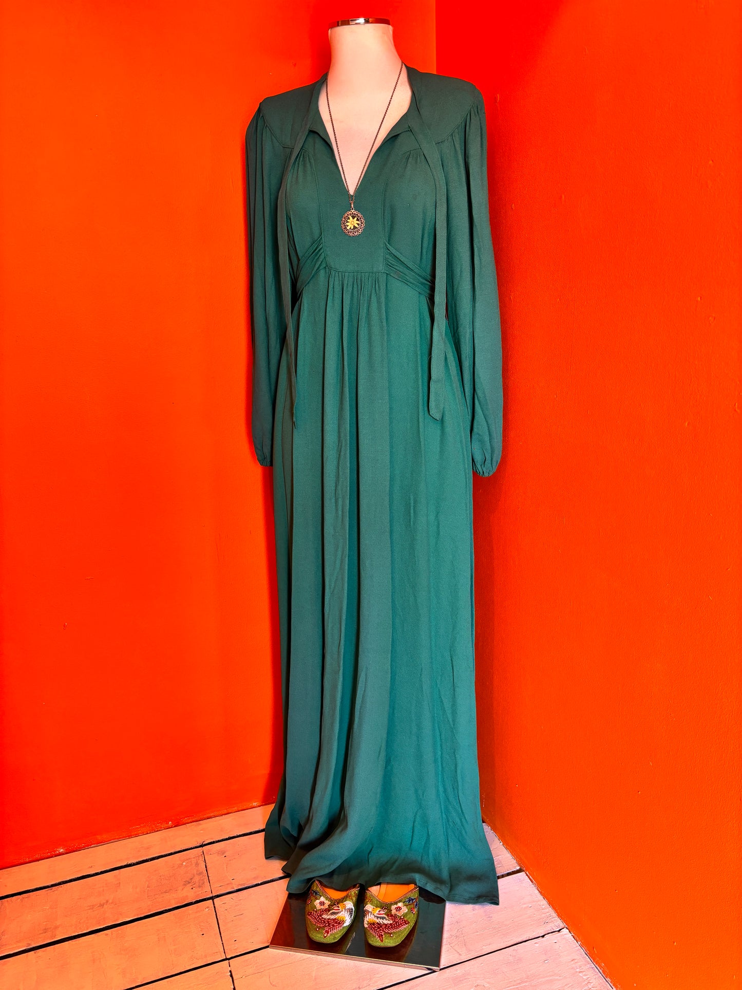 Robe boutonnée rose à motifs géométriques des années 1970