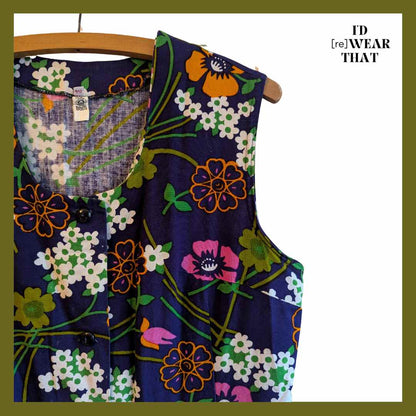 Close up of neckline and sleeves of Floral 70s Vintage Sleeveless Dress