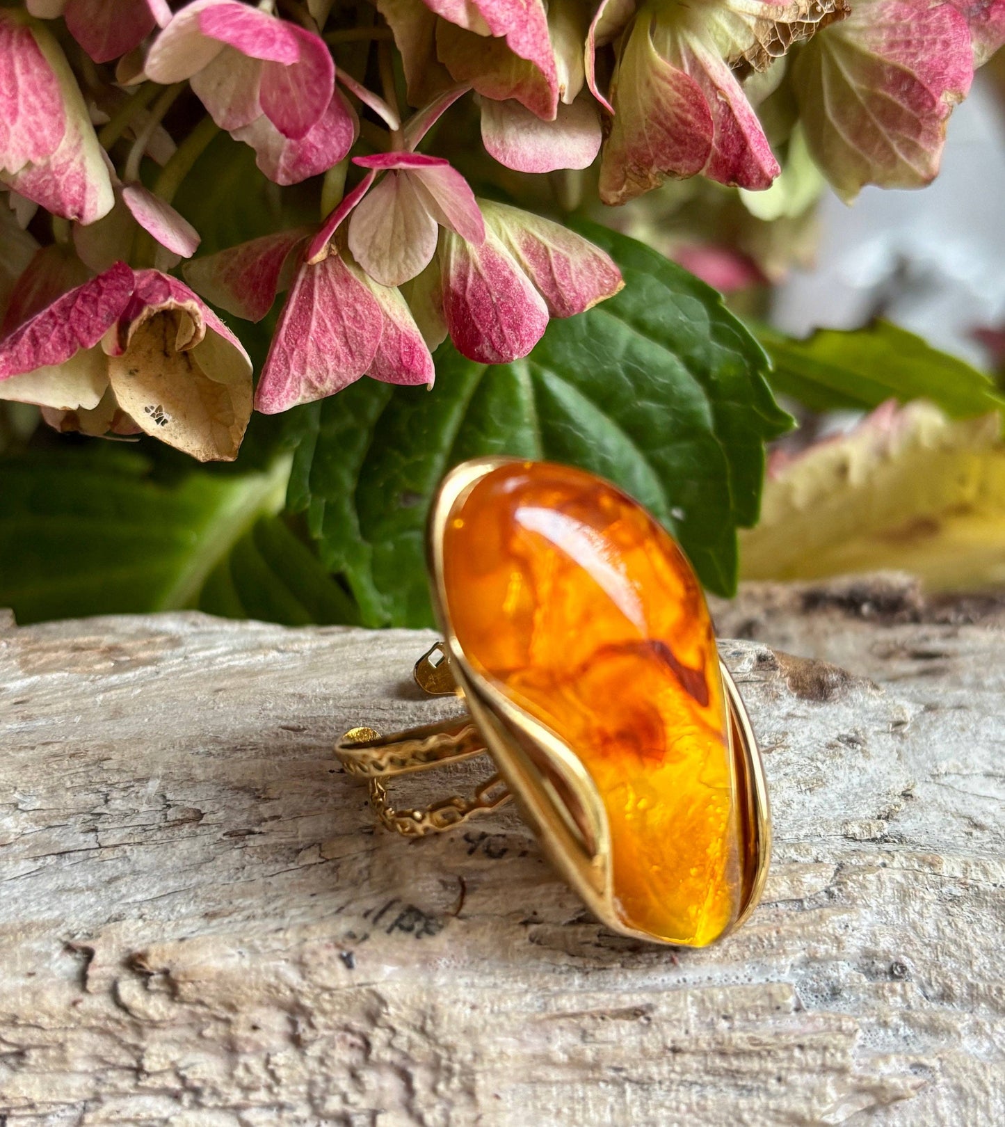 Bague statement en résine ambrée plaquée or 18 carats