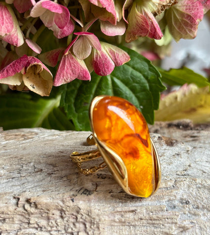Bague statement en résine ambrée plaquée or 18 carats