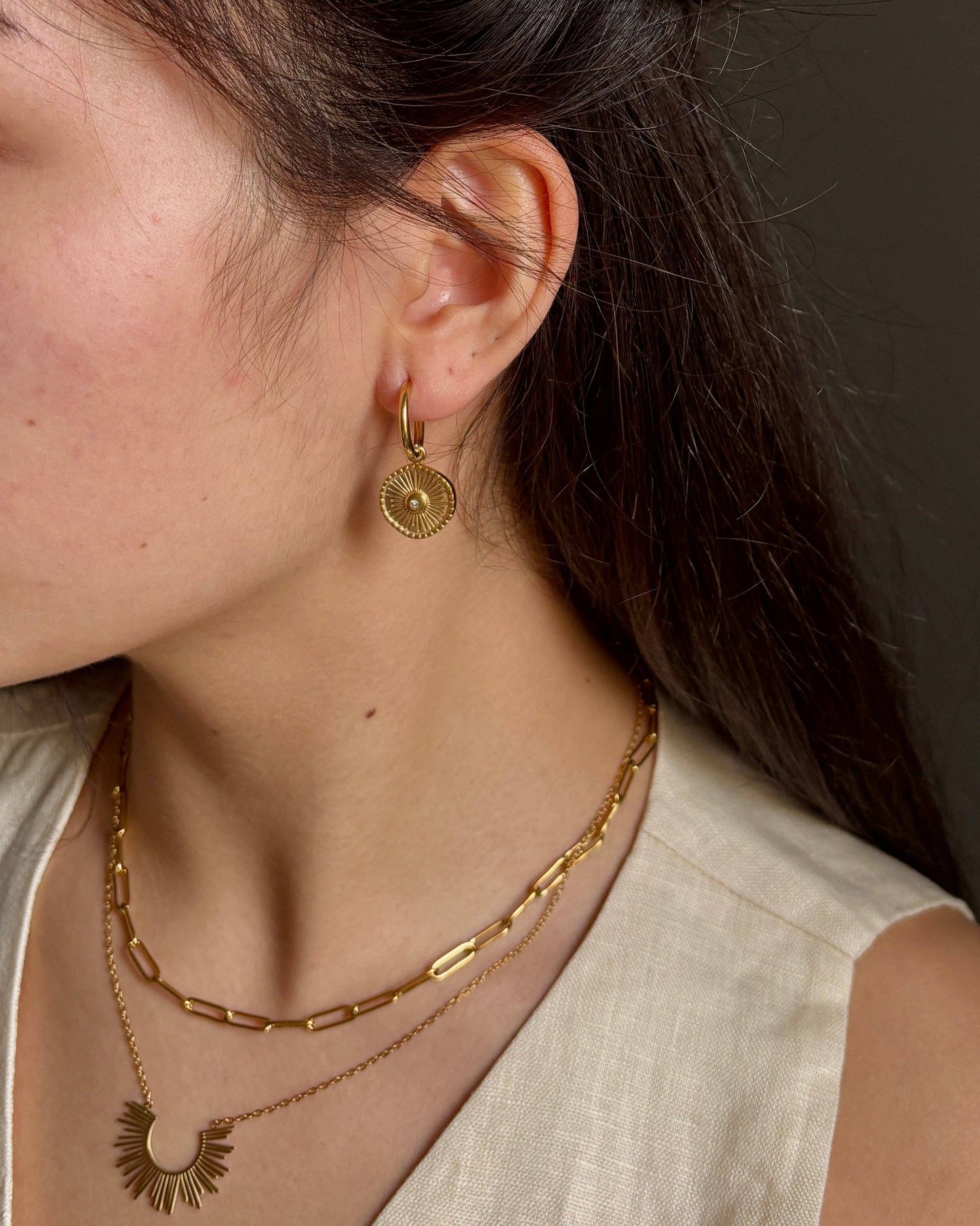 Boucles d'oreilles créoles en forme de disque soleil, plaquées or 18 carats et ornées de zirconiums cubiques