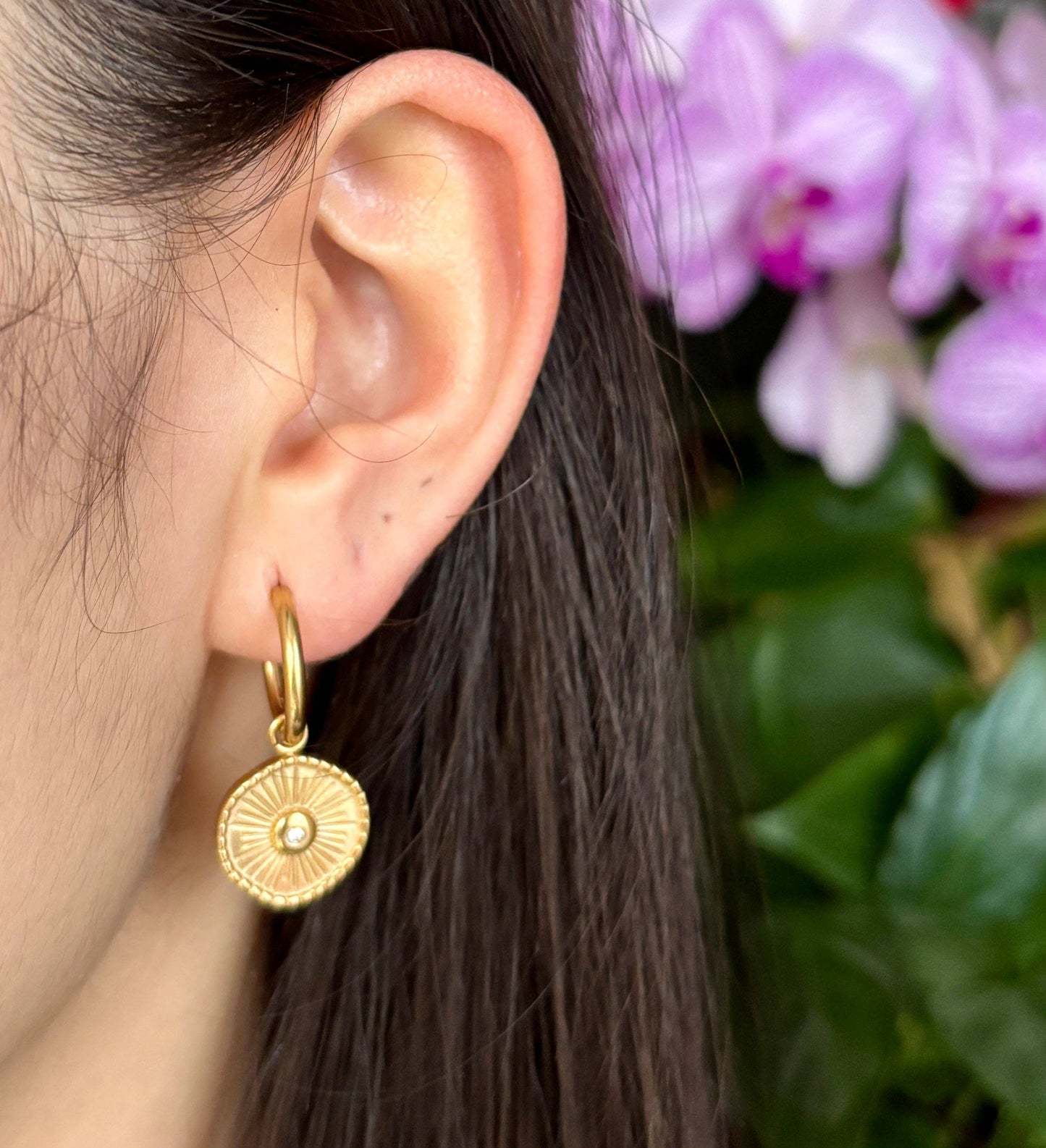 Boucles d'oreilles créoles en forme de disque soleil, plaquées or 18 carats et ornées de zirconiums cubiques