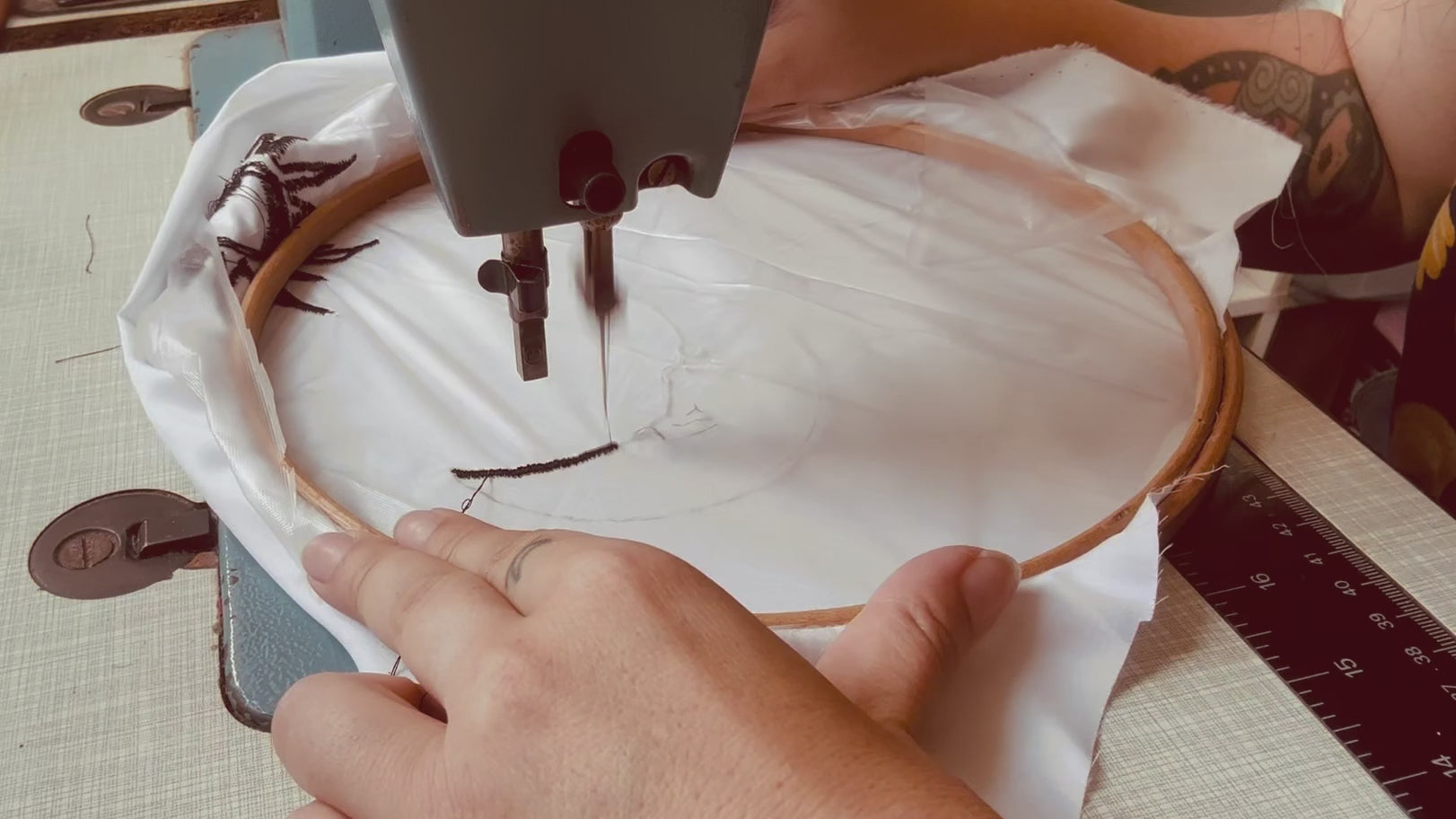Charger la vidéo : Broderie à main levée en action sur ma Singer 20U